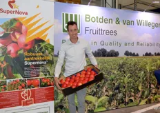 Chris van Duynhoven van Botden & van Willegen poseert trots met de SuperNova, het nieuwe appelras beschikbaar bij Botden & van Willegen